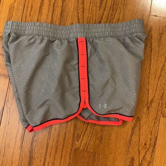 Under Armour semi-fitted size Large heat gear athletic shorts - Picture 4 of 6